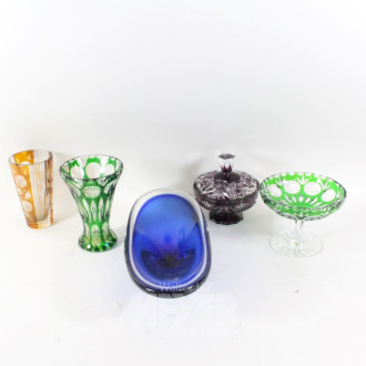5 Teile, farbiges Kristall: Vasen,