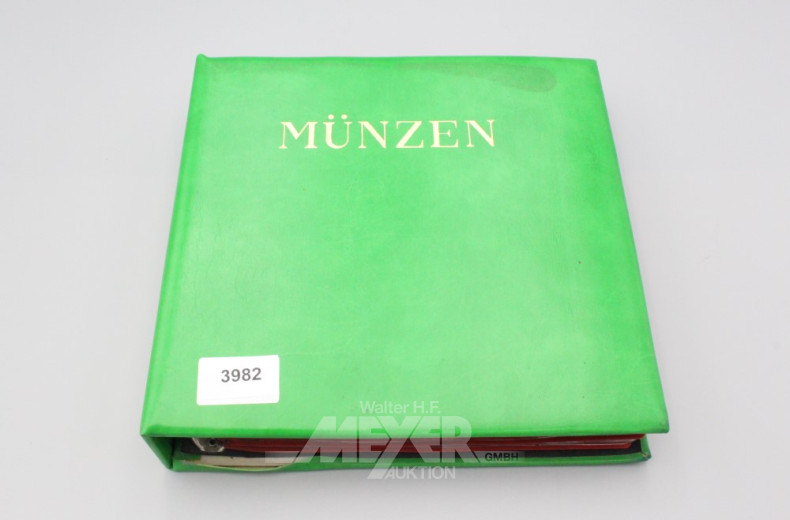Münzen-Album mit Münzen