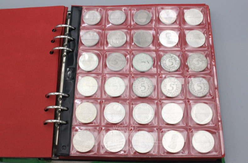 Münzen-Album mit Münzen