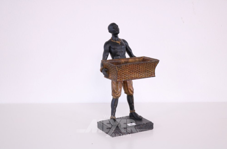 Kunststoff-Figur ,,Sklave mit Korb'',