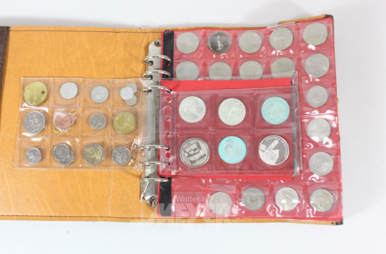 Münzalbum, braun mit ca. 89 Münzen,
