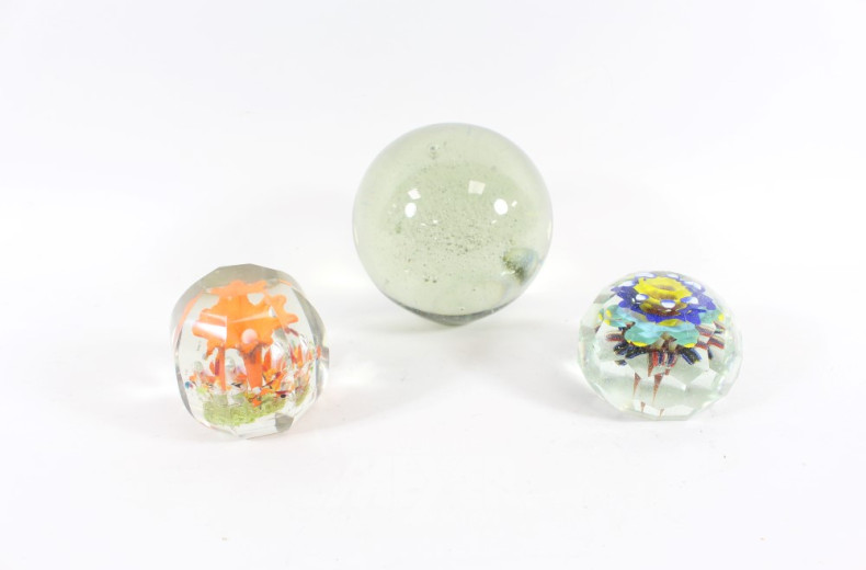 3 Paperweights, Kristall