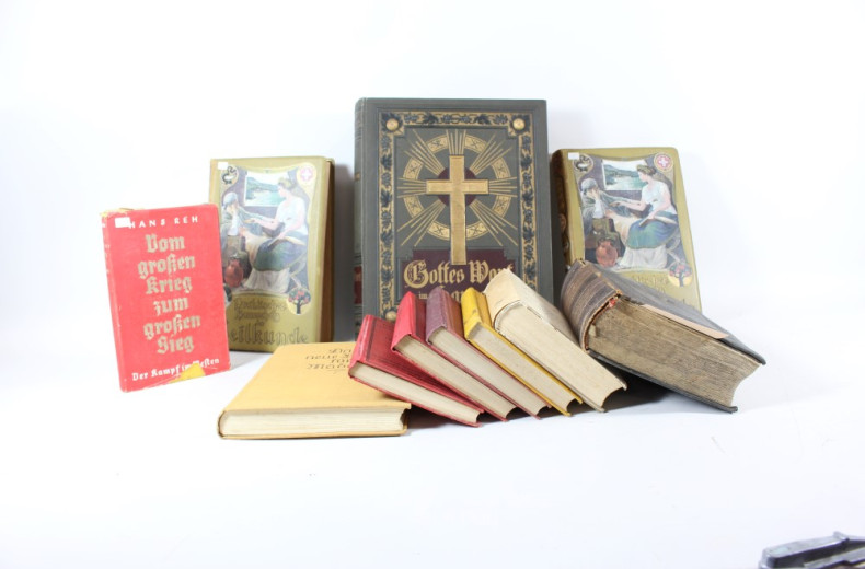 11 antiquarische Bücher, u.a. Bibel