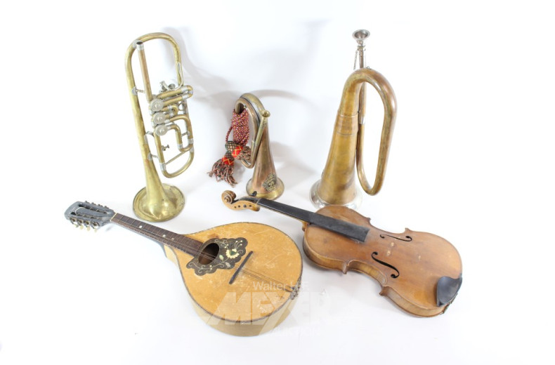 2 Posthörner, 1 Trompete, 1 Geige sowie