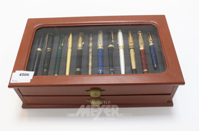 Tischvitrine mit 24 Schreibgeräten