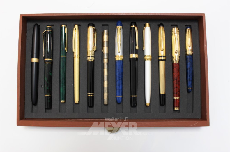 Tischvitrine mit 24 Schreibgeräten