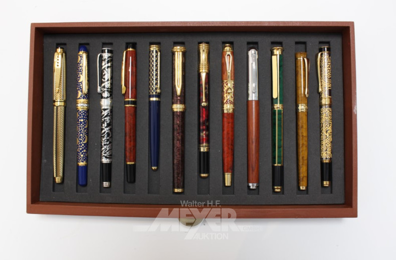 Tischvitrine mit 24 Schreibgeräten