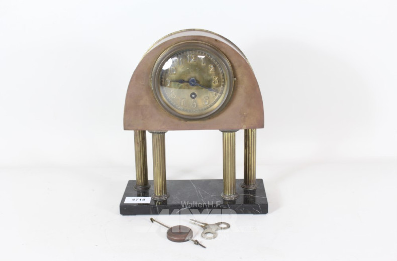 kl. Tischuhr, Metall auf Säulen