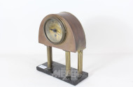 kl. Tischuhr, Metall auf Säulen