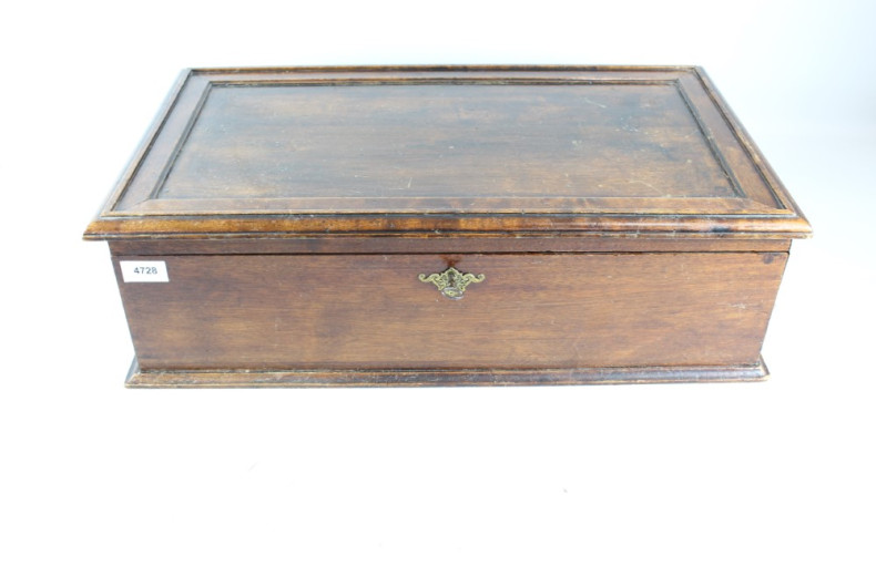 große Holzkassette mit Schlüssel,