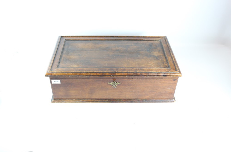 große Holzkassette mit Schlüssel,