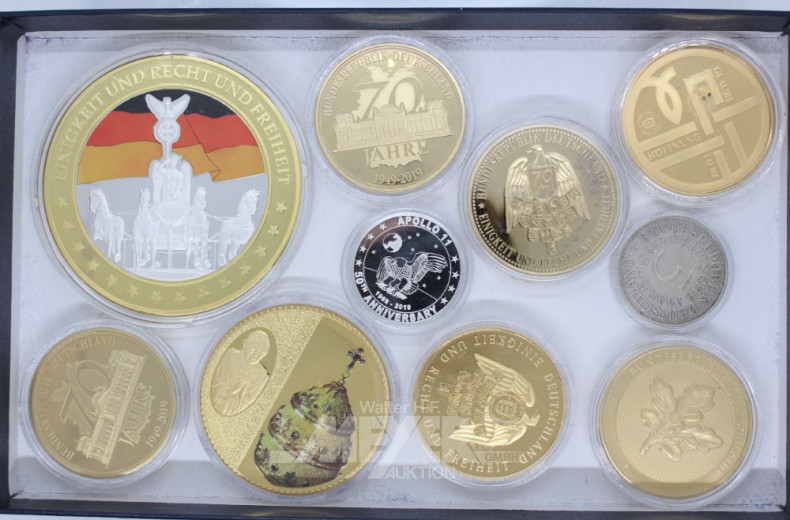 24 Medaillen und Münzen