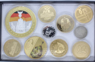 24 Medaillen und Münzen