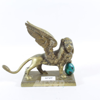 Bronze-Löwenfigur, mit Flügeln u. Kugel,