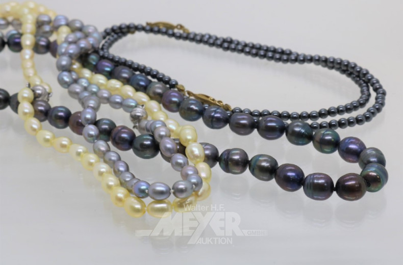 22 versch. lange und kurze Perlenketten