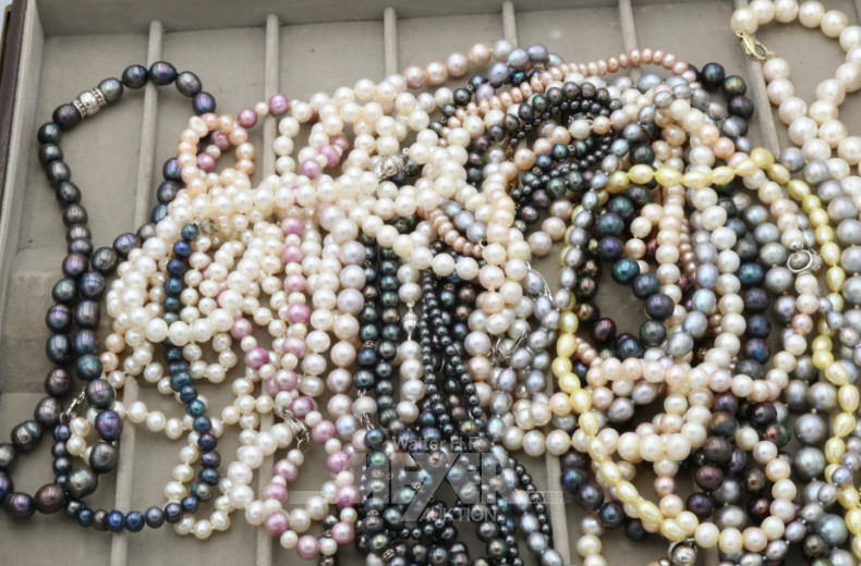 22 versch. lange und kurze Perlenketten