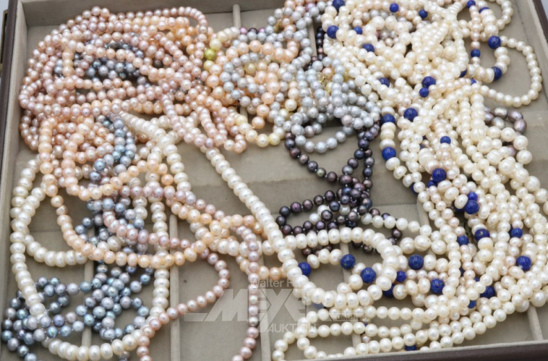 16 versch. lange und kurze Perlenketten