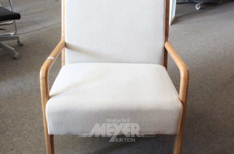 2 Armlehnsessel, helles Holzgestell,