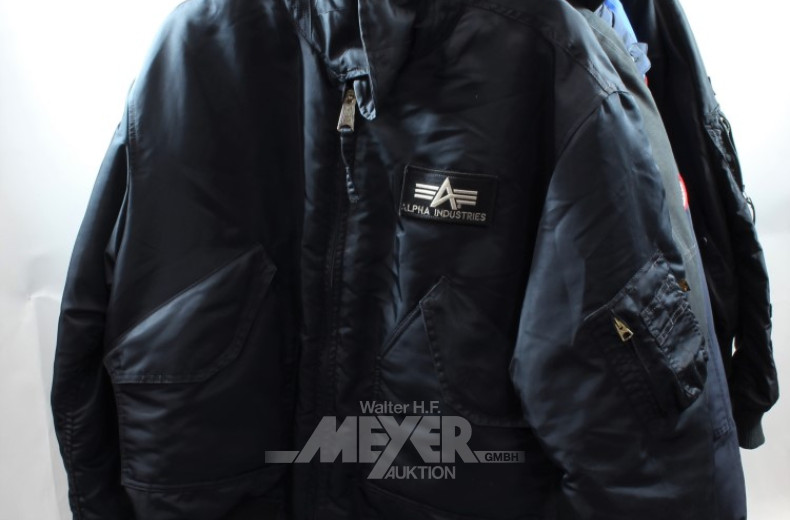 8 Jacken und 1 x Kapuzen-Pullover,