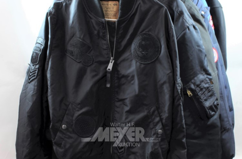 8 Jacken und 1 x Kapuzen-Pullover,