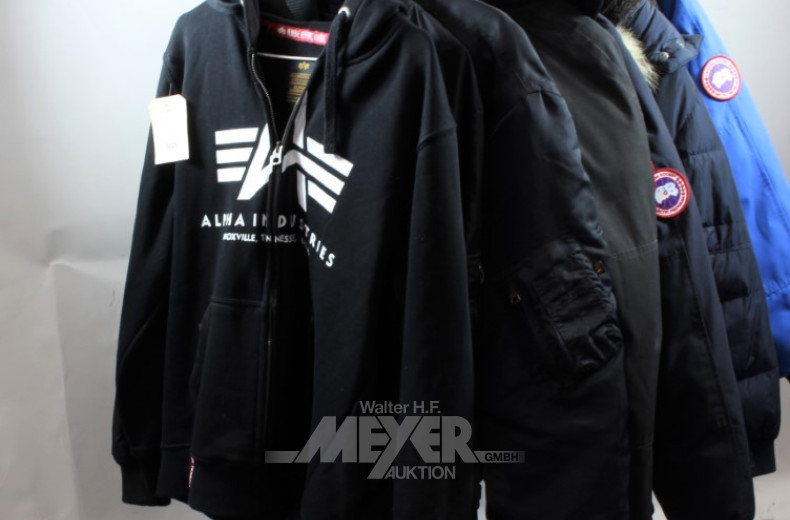 8 Jacken und 1 x Kapuzen-Pullover,