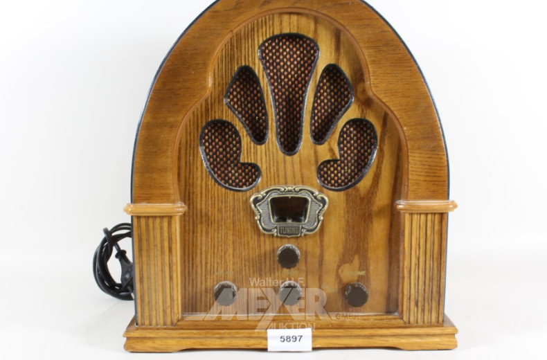 Radio mit Kassettenfach im Retro-Look,