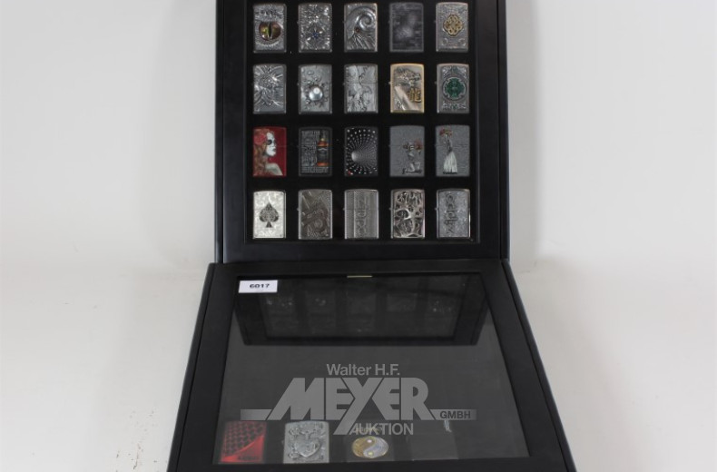 24 Feuerzeuge ZIPPO in 2 Schaukästen