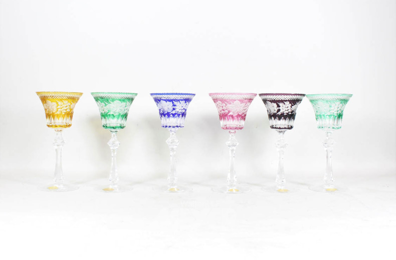 16 versch. farbige Kristallgläser