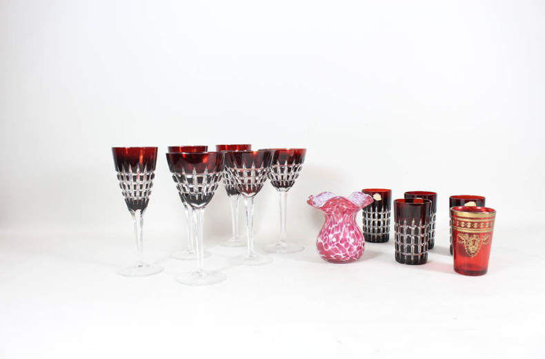 16 versch. farbige Kristallgläser