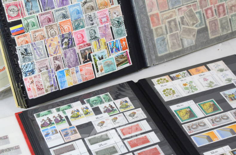 25 Briefmarkenalben aller Länder