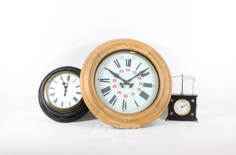 2 Wanduhren im Holzgehäuse