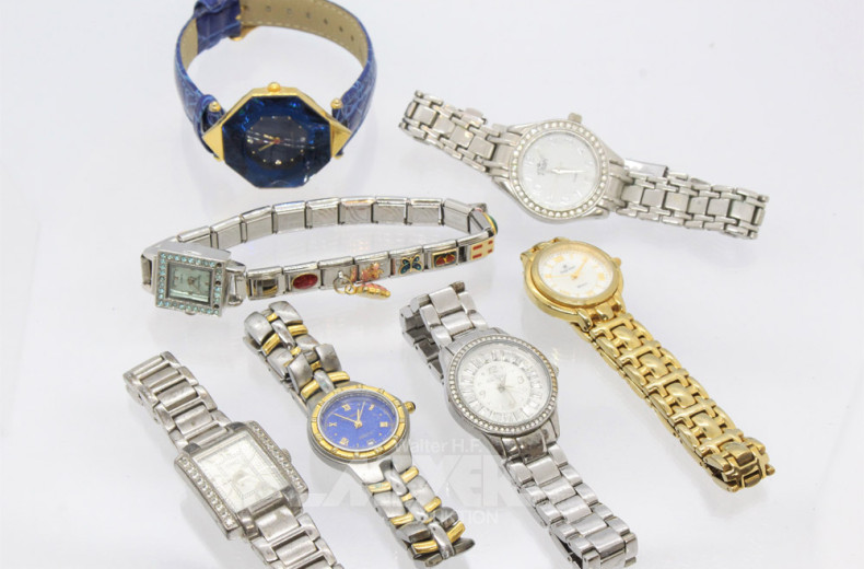 Schmuck-Box mit 18 Armbanduhren