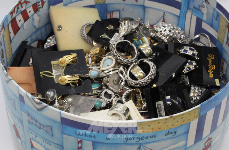 Schachtel mit Modeschmuck: