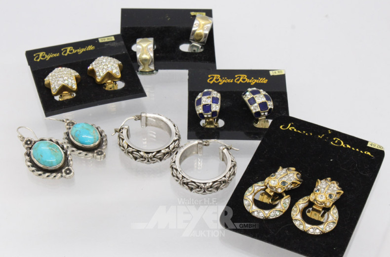 Schachtel mit Modeschmuck: