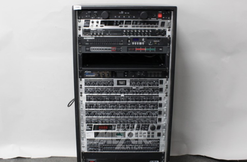 Multimedia-Rack mit div. Steuergeräten