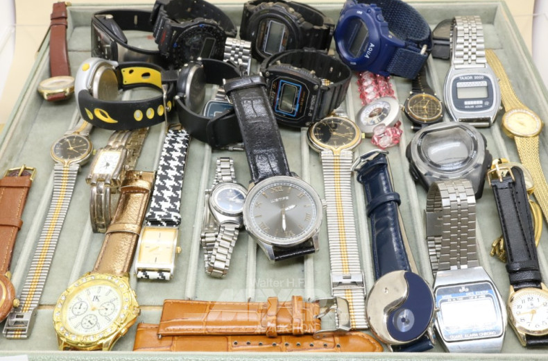 26 Damen- u. Herrenarmbanduhren