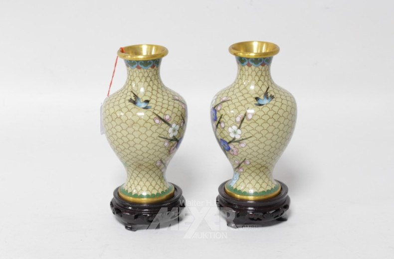 Paar Cloisonné-Vasen, Blumendekor,
