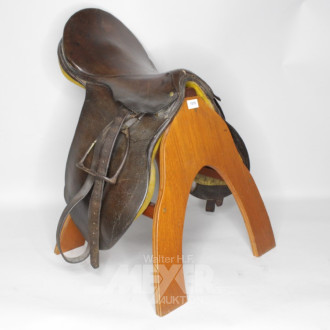 Pferde-Sattel, Leder, auf Holzgestell