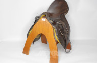 Pferde-Sattel, Leder, auf Holzgestell