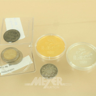 2 Medaillen, tls. vergoldet, u. 4 Münzen