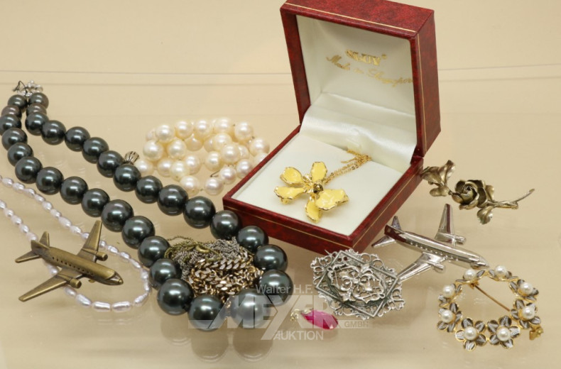 Schmuck-Kassete mit Perlenketten