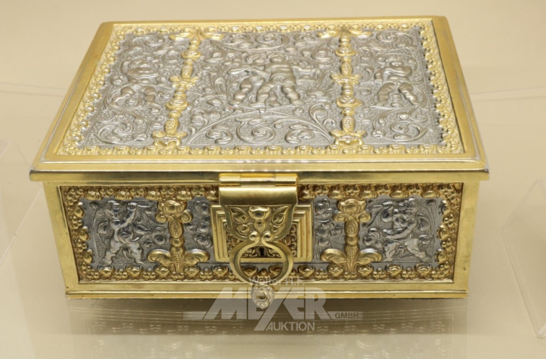 Schmuck-Kassete mit Perlenketten