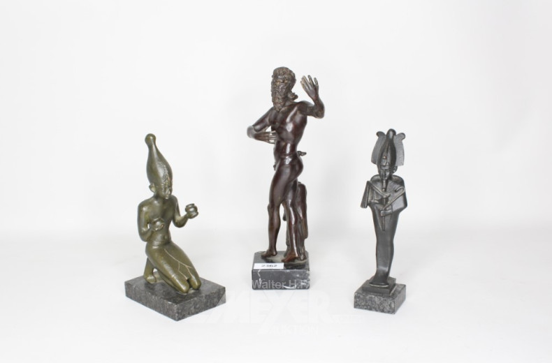 3 Metallfiguren auf Sockel,