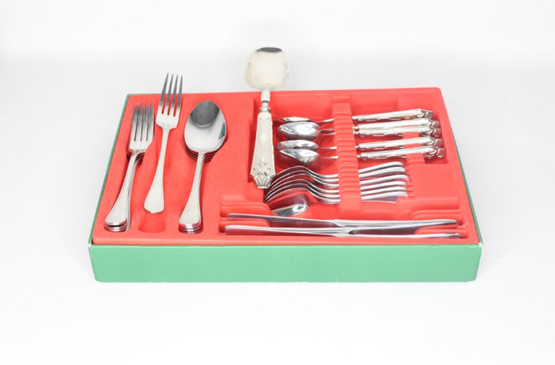 Besteckkasten mit Besteckteilen