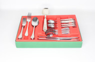 Besteckkasten mit Besteckteilen