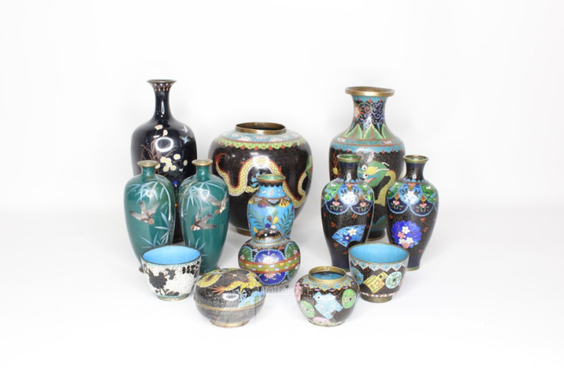 Konvolut Cloisonne-Vasen, Schalen und
