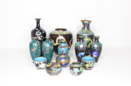 Konvolut Cloisonne-Vasen, Schalen und