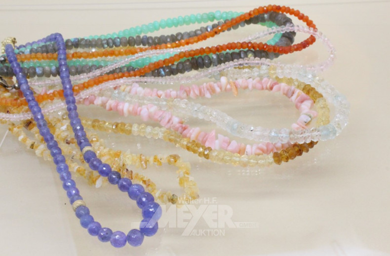 Kassette mit 31 versch. Modeschmuck-