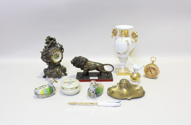 Pos. Tischdekoration, u.a. Löwenfigur,