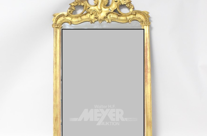 Spiegel im goldfarbenen Holzrahmen,